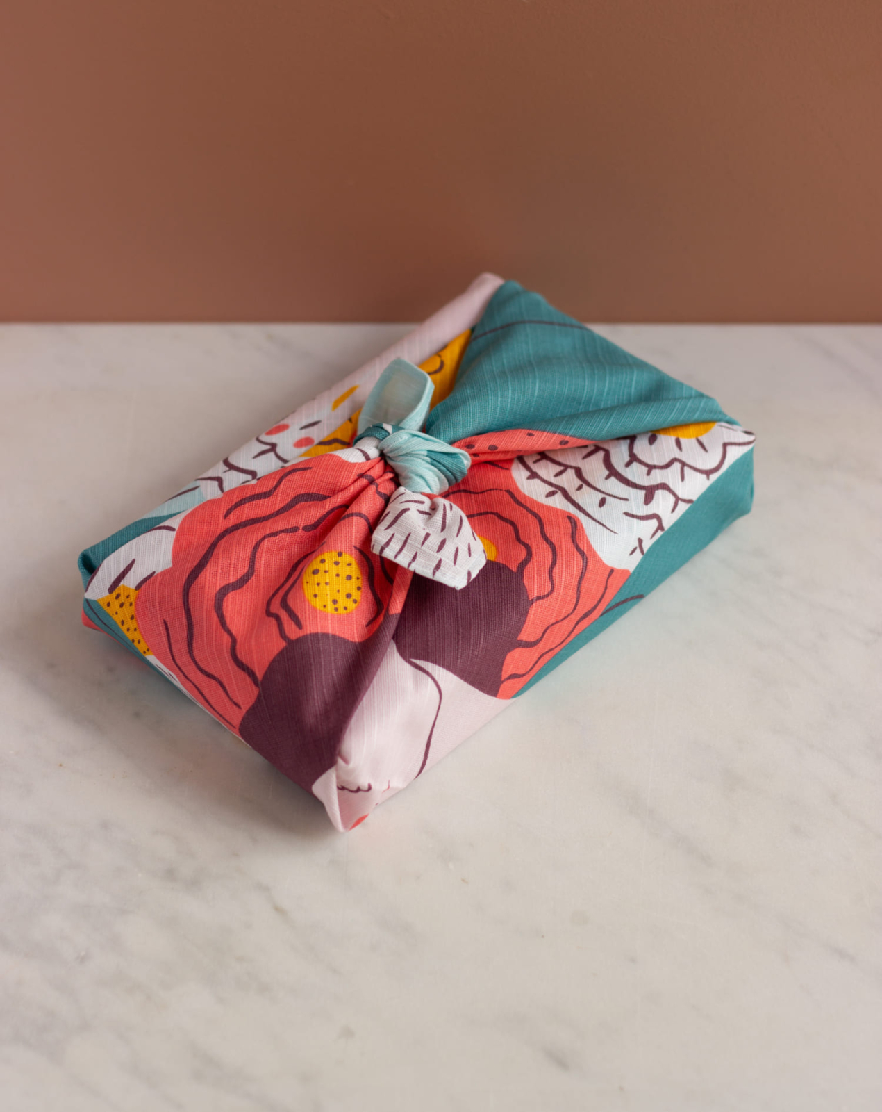 Furoshiki dame au kimono bleu